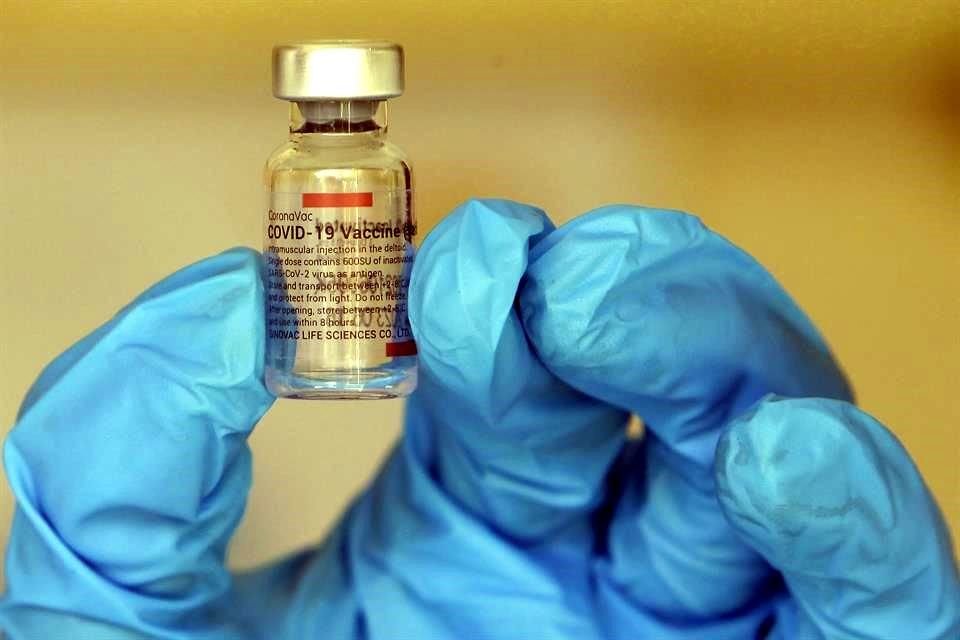 Un estudio reciente con datos del mundo real mostró que la vacuna de Sinovac tiene efectividad del 58.5 por ciento para prevenir el desarrollo de síntomas.