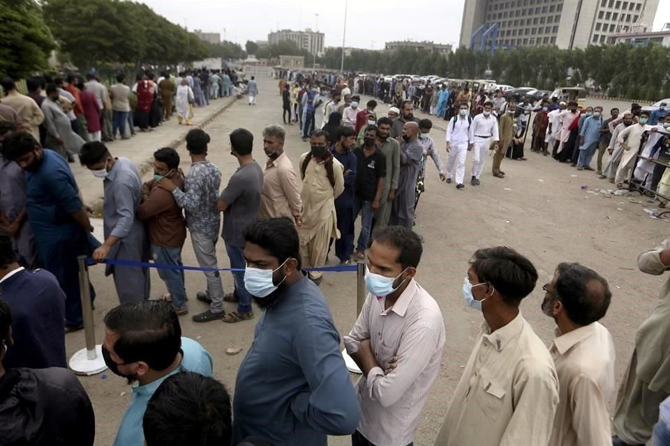 Cientos de personas hacen fila en Pakistán para recibir una dosis de la vacuna de Sinovac contra el Covid-19.