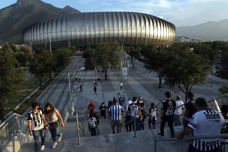 El aforo en los estadios bajó del 50 al 30 por ciento en Nuevo León.