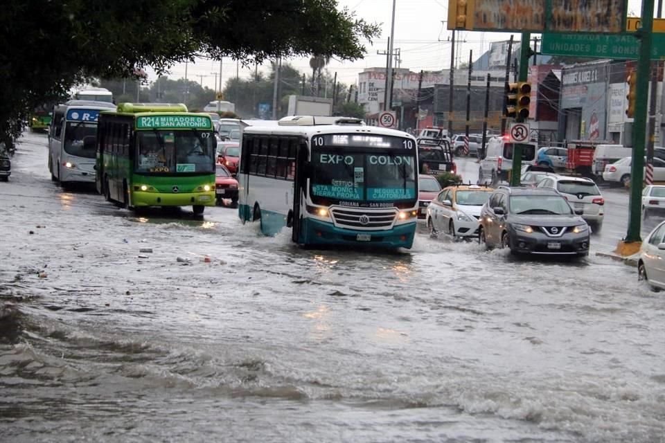 El agua se acumuló sobre la Avenida Benito Juárez, donde sólo uno de los tres carriles podían circular vehículos compactos rumbo al oriente, lo que causó caos vial.