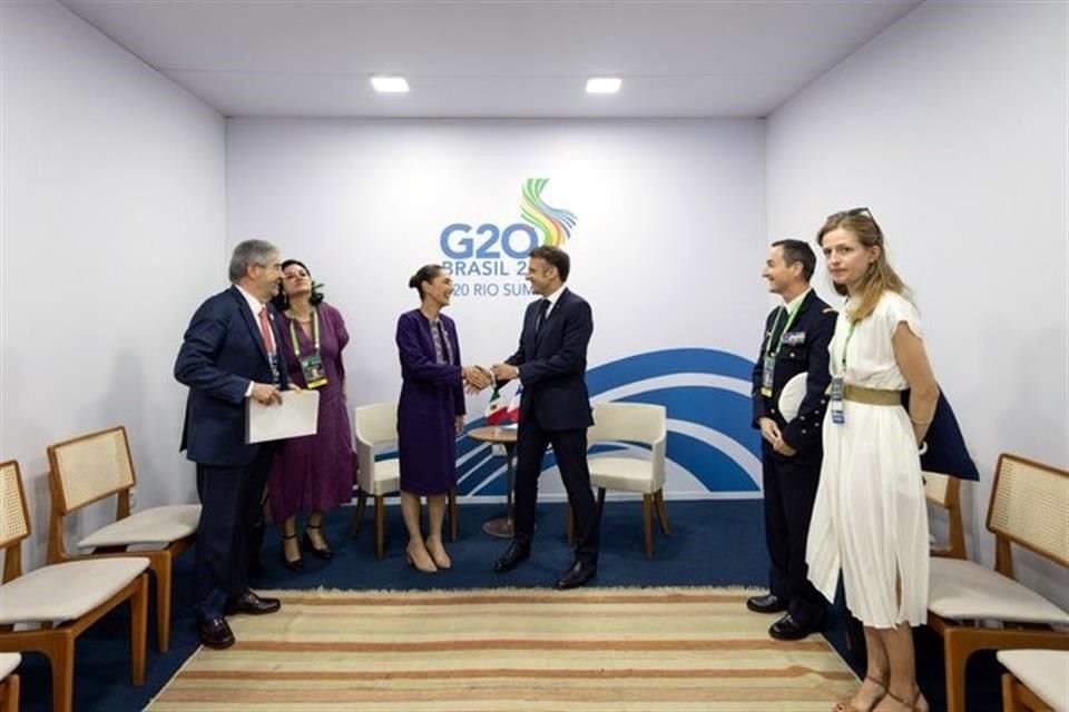 En su primer encuentro con el Presidente Macron, Sheinbaum estuvo acompañada del Canciller Juan Ramón de la Fuente y la Secretaría de Energía, Luz Elena González.