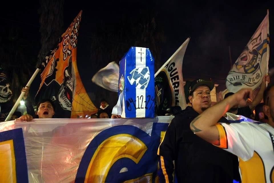 Previo al inicio del partido, barristas del Atlético de San Luis dieron un mensaje nada hospitalario para Rayados, afuera del estadio.