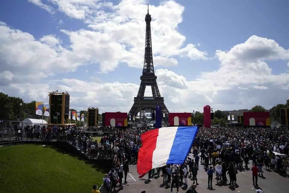 En la Torre Eiffel una multitud esperaba la estafeta para París 2024.