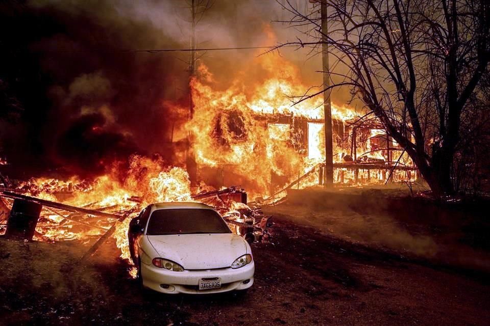 Flamas del incendio Dixie consumen una casa en Greenville.