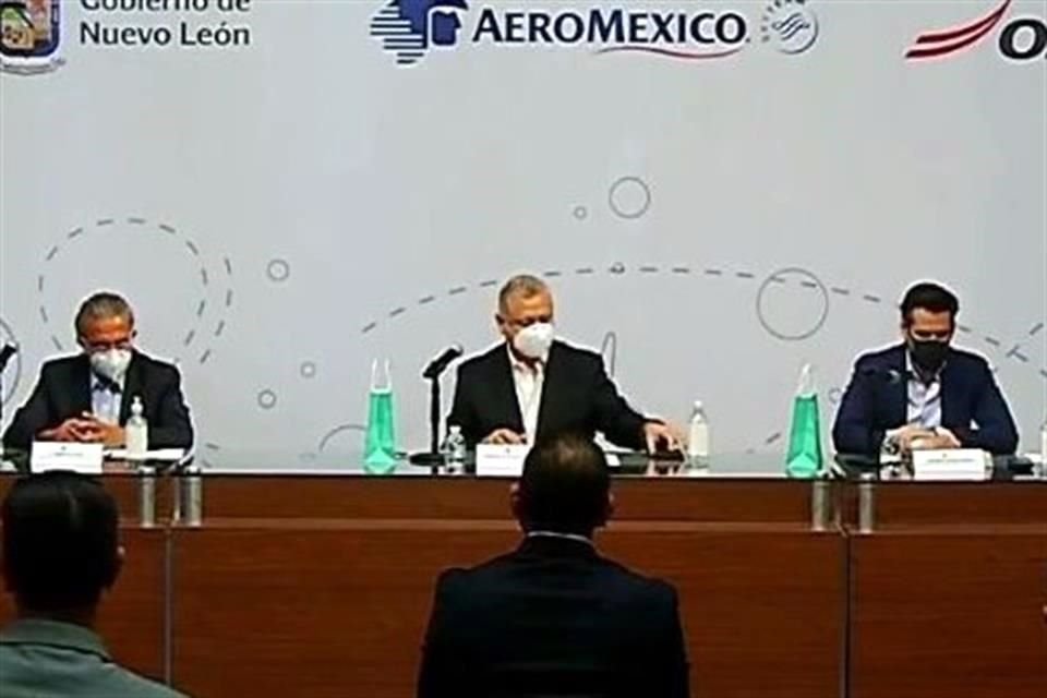 Sergio Alfonso Allard (izq. a der.), vicepresidente de relaciones institucionales de Aeroméxico; Roberto Russildi, Secretario de Economía y Trabajo de NL, y Ricardo Dueñas, director general de OMA.