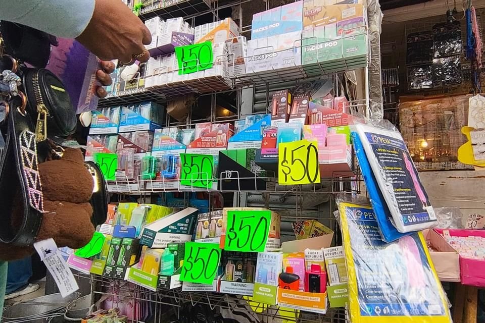 Monreal dijo que hay mucha presión de cabilderos para evitar que se legisle en la materia de vapeadores.