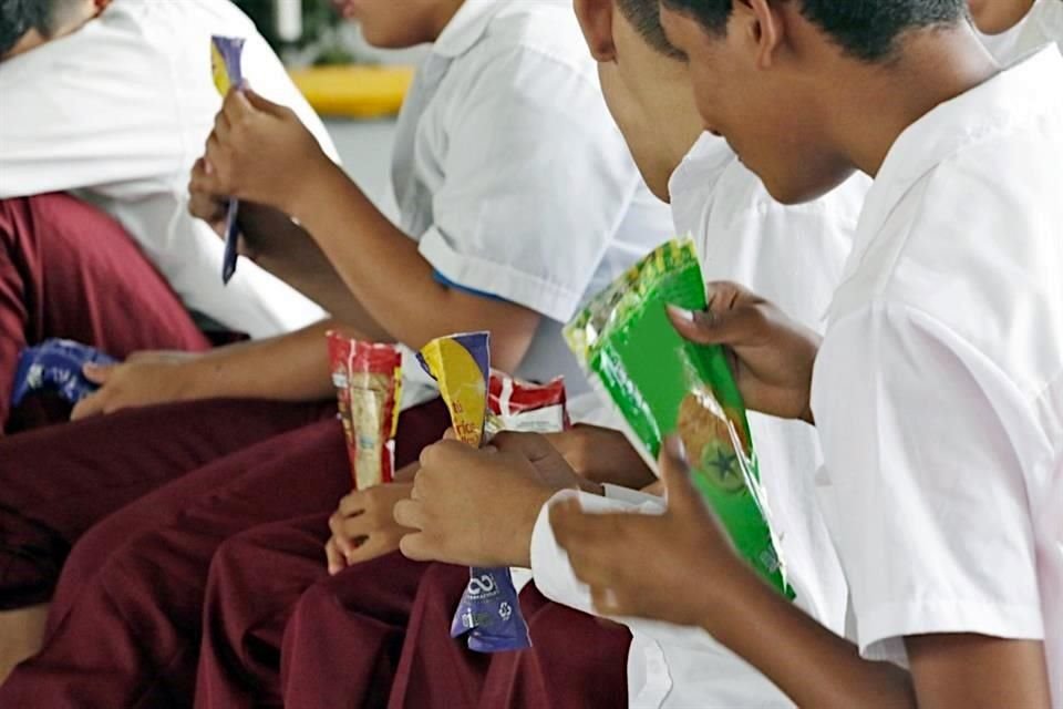 De acuerdo con la SEP, en el 98 por ciento de las escuelas todavía se vende comida chatarra; en el 95 por ciento bebidas azucaradas y en el 79 por ciento, refrescos.