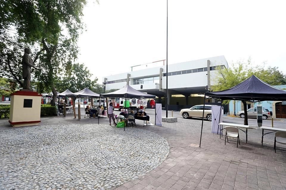 En la Plaza Juárez del centro de San Pedro se realizaban algunas actividades como la presencia de mercados según la estación del año.