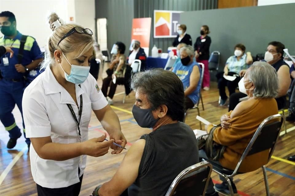 También en la Clínica Nova, los residentes de San Nicolás acudieron a vacunarse.