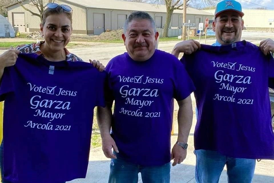 Jesús Gilberto Garza (centro), de Cadereyta, ganó el martes las elecciones para la Alcaldía de Arcola, Illinois.