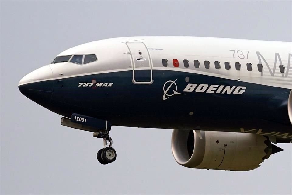 Boeing pidió a 16 compañías que operan con aviones 737 MAX que corrijan un 'posible problema eléctrico' antes de volver a utilizar esos aparatos.