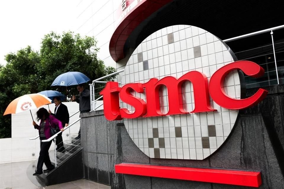 Para el tercer trimestre, TSMC espera unos ingresos de entre 31 mil 800 y 33 mil millones de dólares taiwaneses.