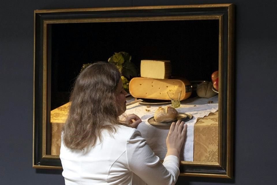 Una visitante ciega usa sus otros sentidos frente al montaje de una obra de Floris van Dyck.