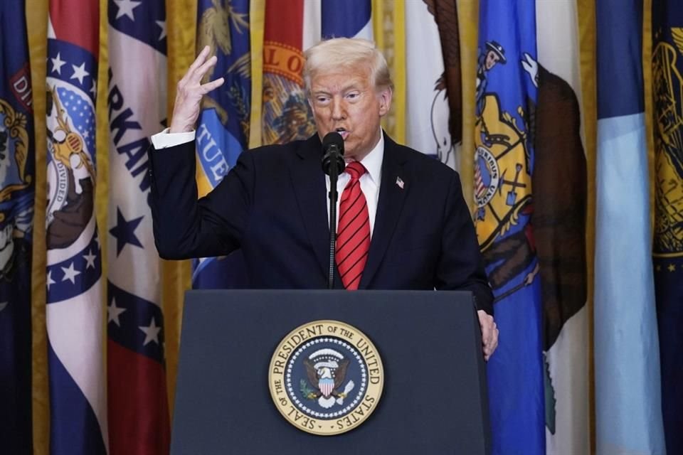 El Presidente Donald Trump dijo que pondrá aranceles a los países que compren crudo a Venezuela.