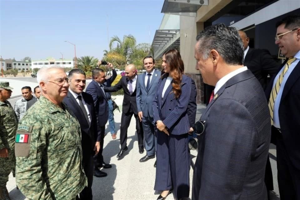 La Gobernadora Libia García reunida en Guanajuato con el titular de Defensa, Ricardo Trevilla, y con el titular de SSPC, Omar García Harfuch.