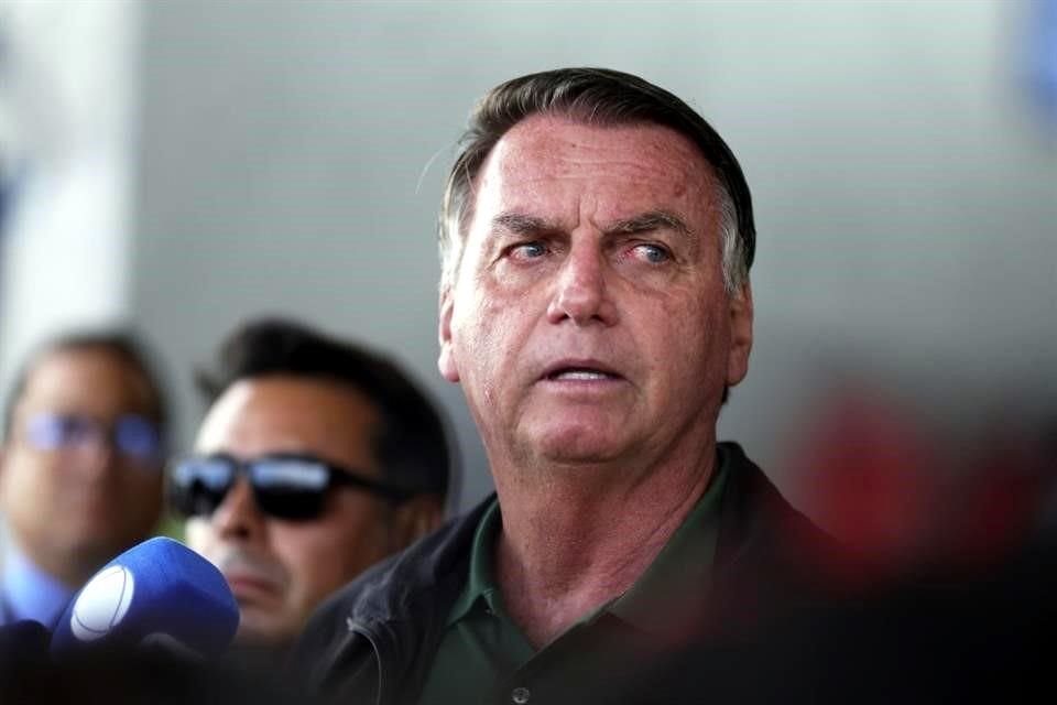 El Tribunal Supremo de Brasil envió a la policía a allanar la casa del ex Presidente Jair Bolsonaro y colocarle un monitor en el tobillo.