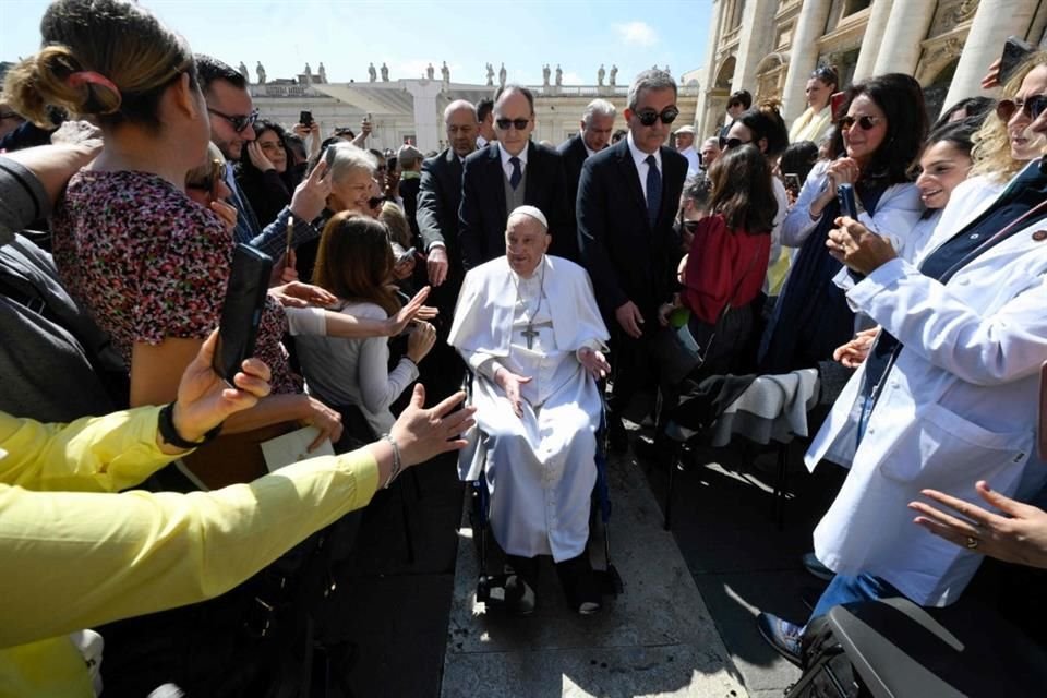 Papa Francisco apareció de sorpresa en la Plaza de San Pedro.