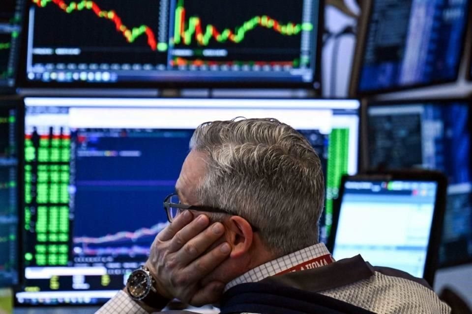 El S&P 500 cayó un 1.57 por ciento y el Nasdaq Composite un 2.1 por ciento, después de que ambos hubieran subido más de un 4 por ciento en el arranque de la sesión.