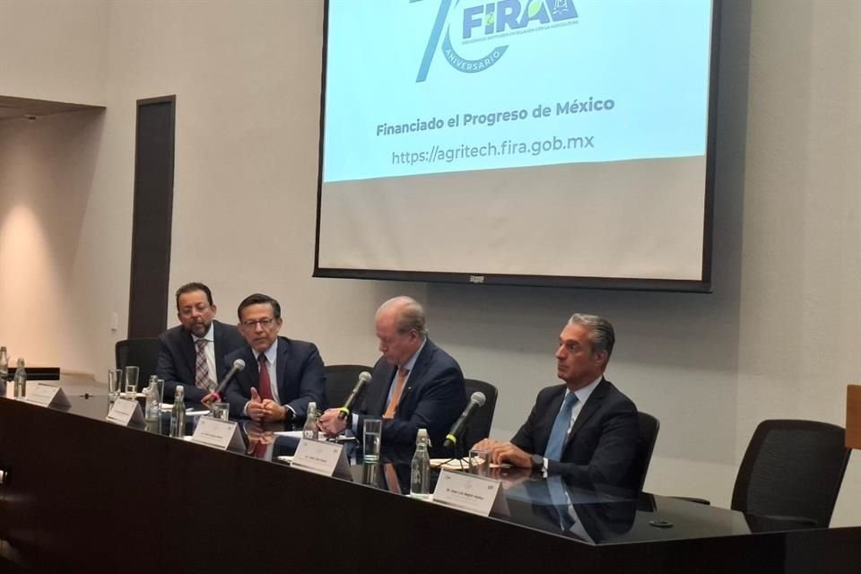 Carlos Slim Domit (derecha), presidente del Consejo de Administración de América Móvil.