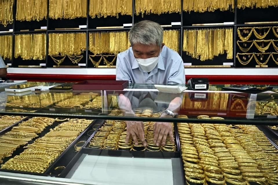 El índice dólar caía más de un 1 por ciento, haciendo que el oro sea más accesible para los tenedores de otras divisas.