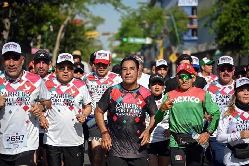 El Gobernador Ramírez en la carrera que se corrió este domingo en la capital chiapaneca.