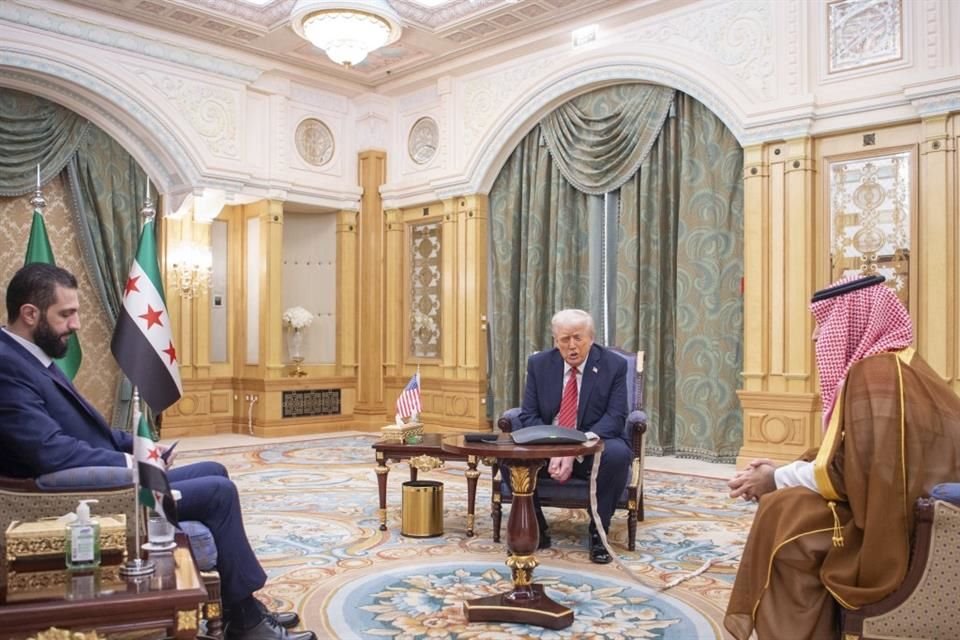 Donald Trump se reunió con Presidente sirio Ahmad al Sharaa, así como Mohamed bin Salmán, príncipe heredero, tras quitar sanciones al país.