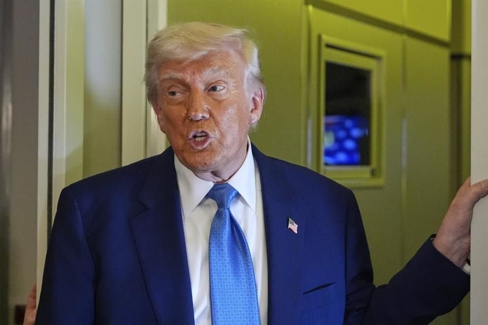 El Presidente Donald Trump habla con periodistas a bordo del Air Force One, el 16 de mayo del 2025.
