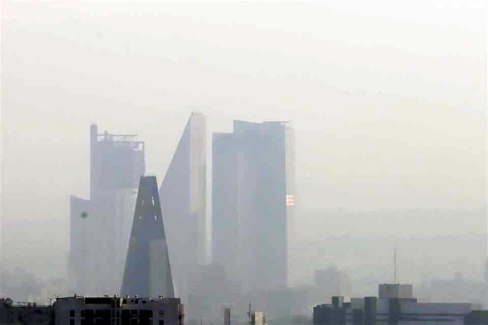 Aunque la ley establece que deben ser revisadas cada 5 años, las normas oficiales que regulan las emisiones contaminantes de la industria tienen hasta 32 años sin cambios.