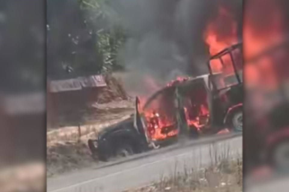 Una patrulla de la Policía de Acaxochitlán, Hidalgo, fue incendiada y algunos elementos fueron retenidos y posteriormente liberados. Se presume que otras tres unidades también sufrieron daños.