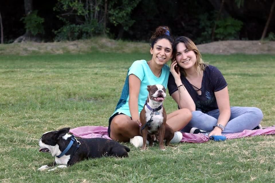 Ana González y Sofía Garza con sus mascotas 'Divo' y 'Maye'