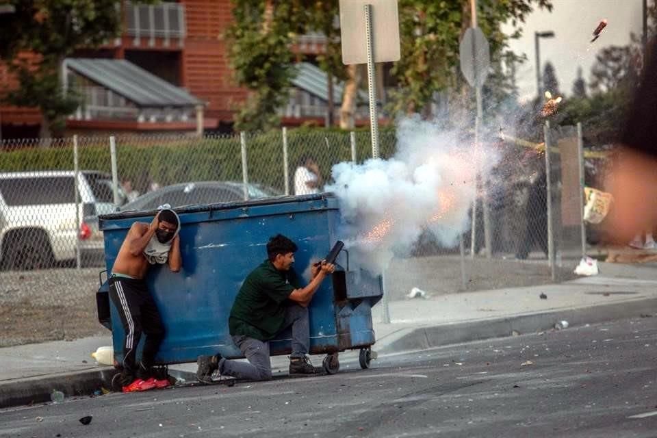 Aunque un portavoz del ICE aseguró que los agentes ejecutaron órdenes de registro en tres lugares, defensores de derechos de los inmigrantes dijeron que se realizaron arrestos en siete lugares.