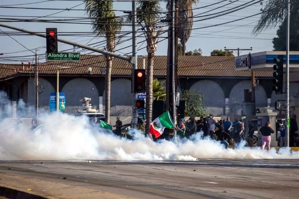 Los agentes federales dispararon granadas de aturdimiento a la multitud y cerraron parte de una autopista en medio de redadas contra inmigrantes, según reportes de prensa.