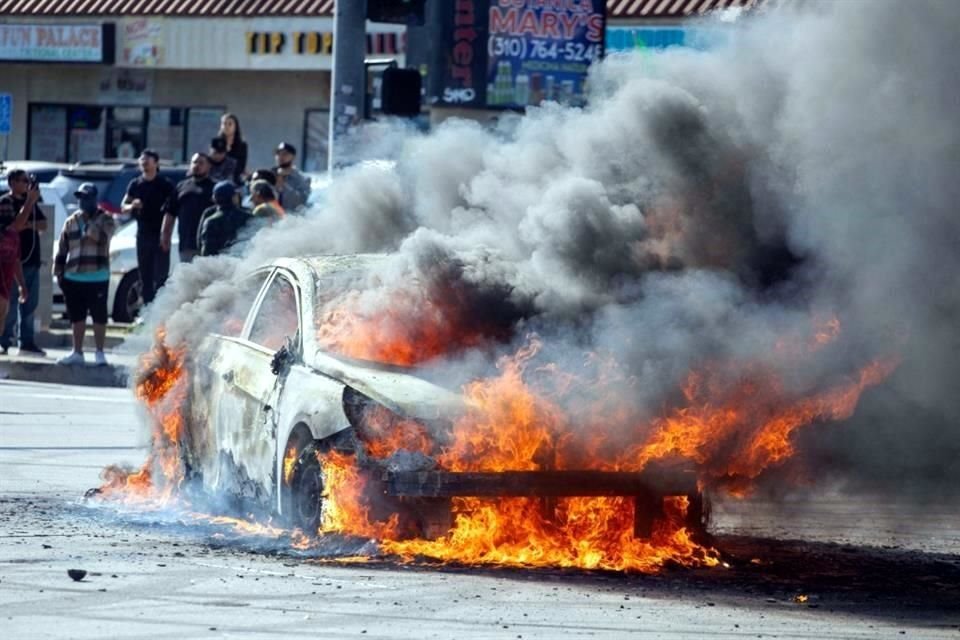El viernes, agentes de inmigración realizaron redadas en centros de trabajo en diferentes partes de la ciudad, lo que generó los primeros enfrentamientos que duraron varias horas.