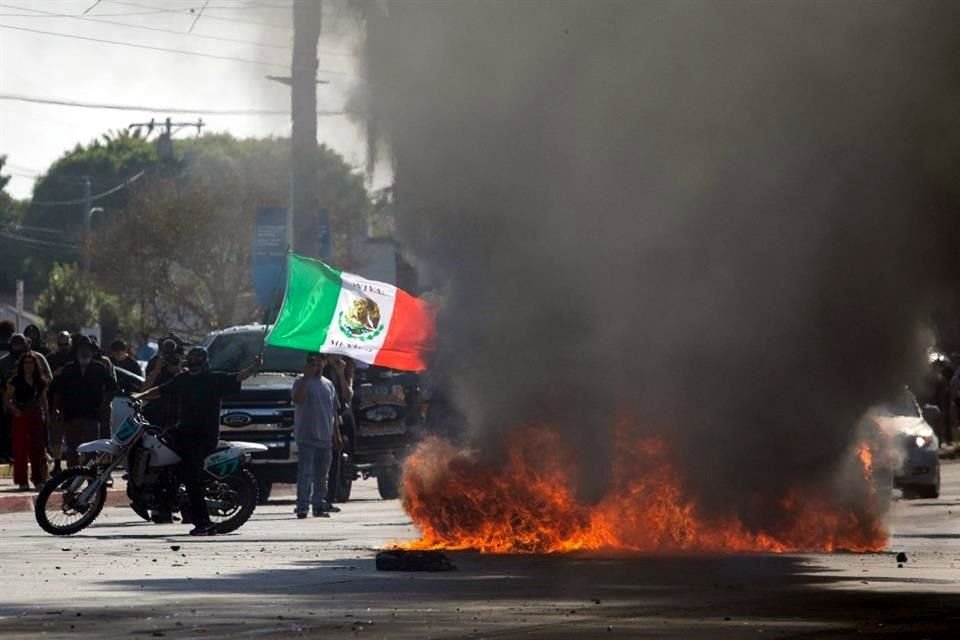 'Hasta el momento, se tiene conocimiento de las detenciones de poco menos de 50 personas inmigrantes, probablemente la mayoría mexicanas, como resultado de los operativos de ayer', dijo.