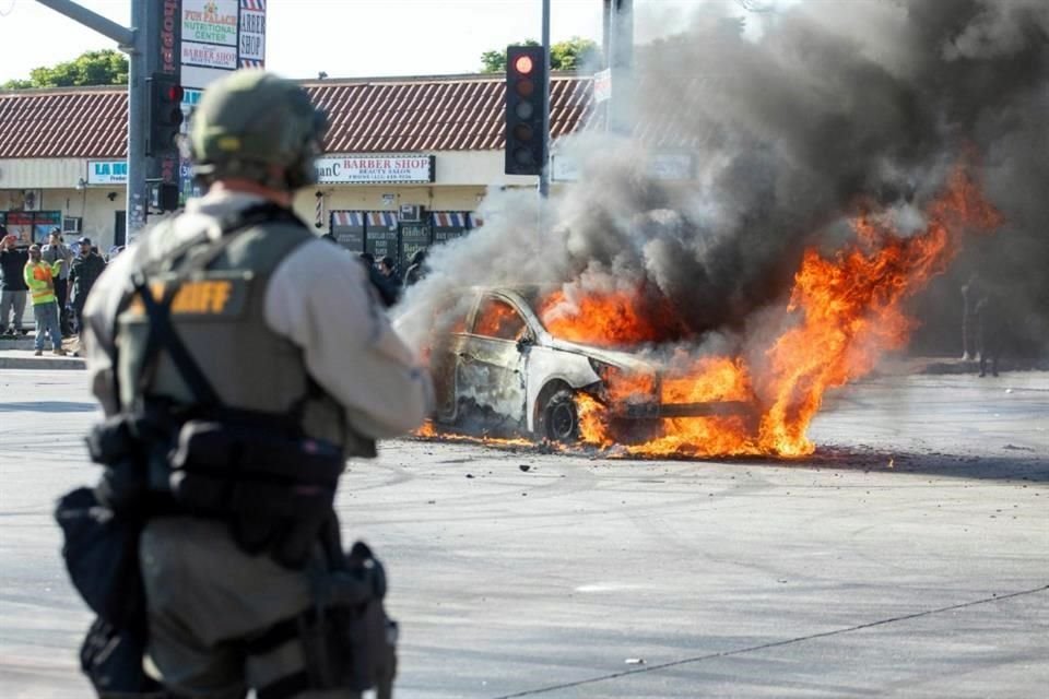 El Servicio de Control de Inmigración y Aduanas de Estados Unidos realizó al menos tres grandes redadas migratorias en Los Ángeles con agentes armados.