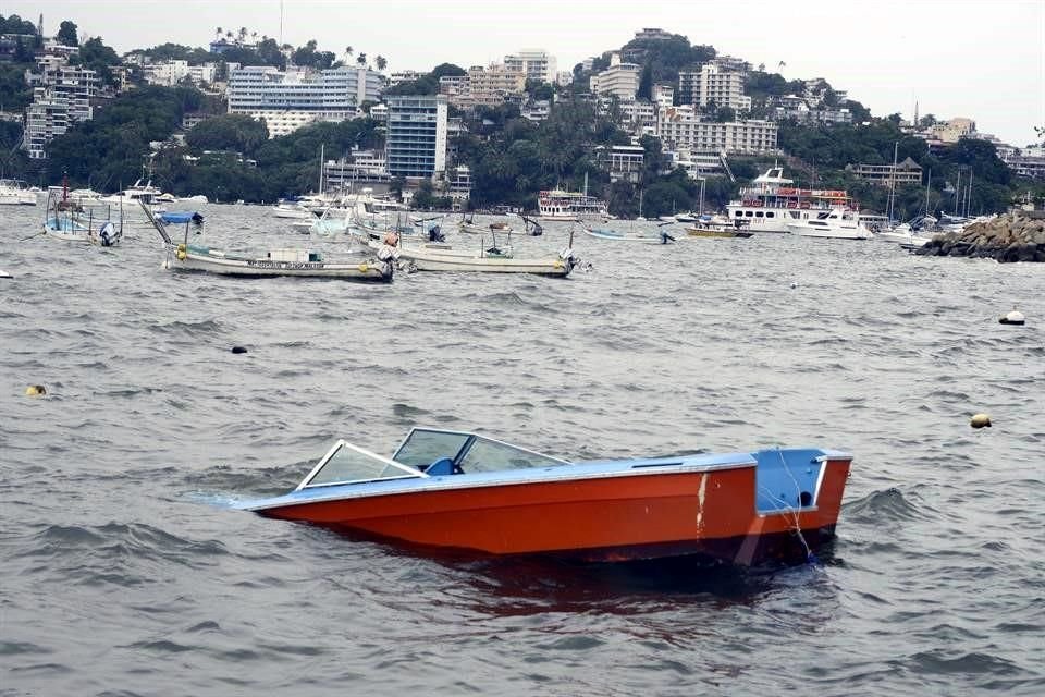 En Acapulco, Guerrero, se registra fuerte viento y marejadas.