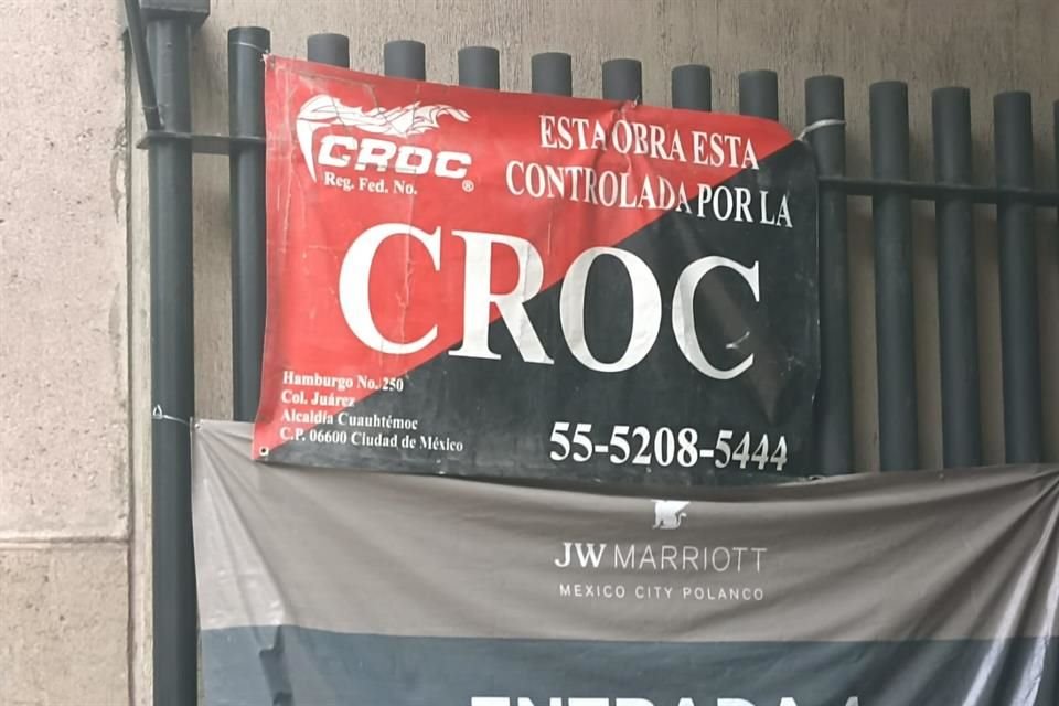 Por ejemplo, en un hotel de Polanco en el que realizan remodelaciones cuelga una manta al exterior donde se advierte: 'Esta obra está controlada por la Confederación Revolucionaria de Obreros y Campesinos (CROC)'.