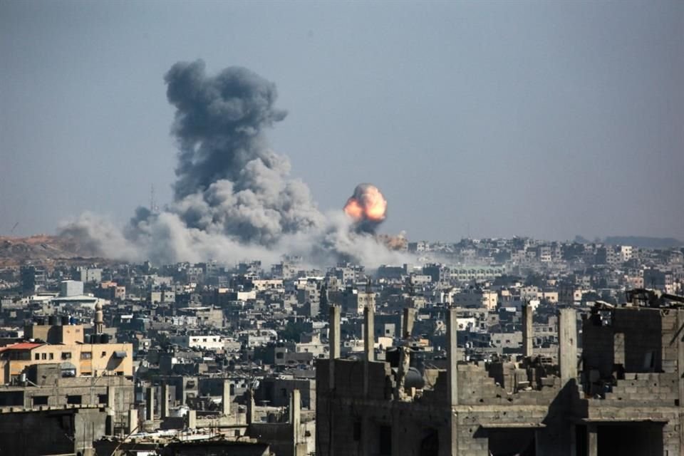 Una columna de fuego y humo provocada por un ataque israelí en la Ciudad de Gaza, el 18 de junio.