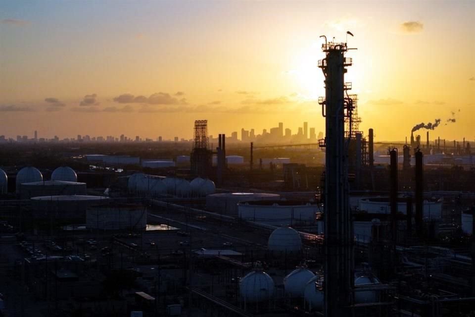 Señalan analistas que incluso si las tensiones en Oriente Medio se calmaran en los próximos días, es probable que los precios del petróleo no vuelvan a situarse en el rango de 60 dólares en que cotizaban hace un mes.