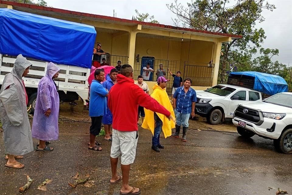 El Alcalde realizó un recorrido por zonas dañadas en San Luis Acatlán.