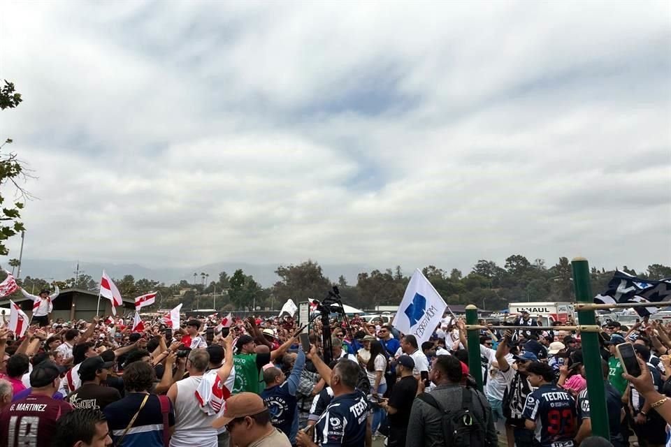 Así se vivió el ambiente afuera del Rose Bowl en el RIver-Rayados.
