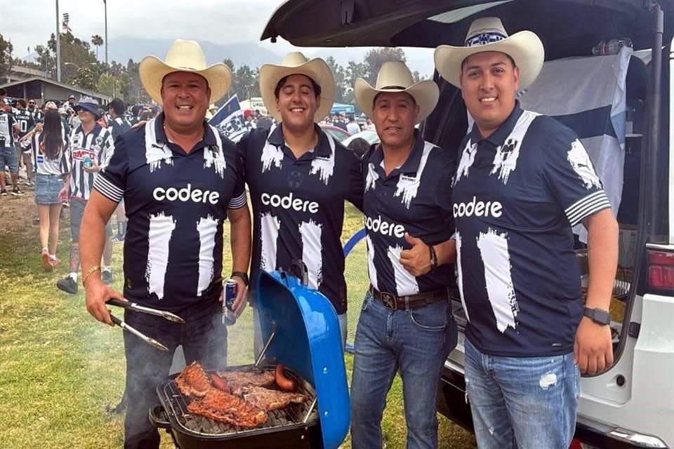 Así se vivió el ambiente afuera del Rose Bowl en el RIver-Rayados.