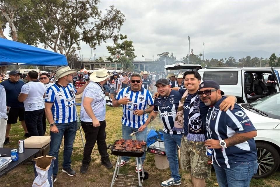 Así se vivió el ambiente afuera del Rose Bowl en el RIver-Rayados.