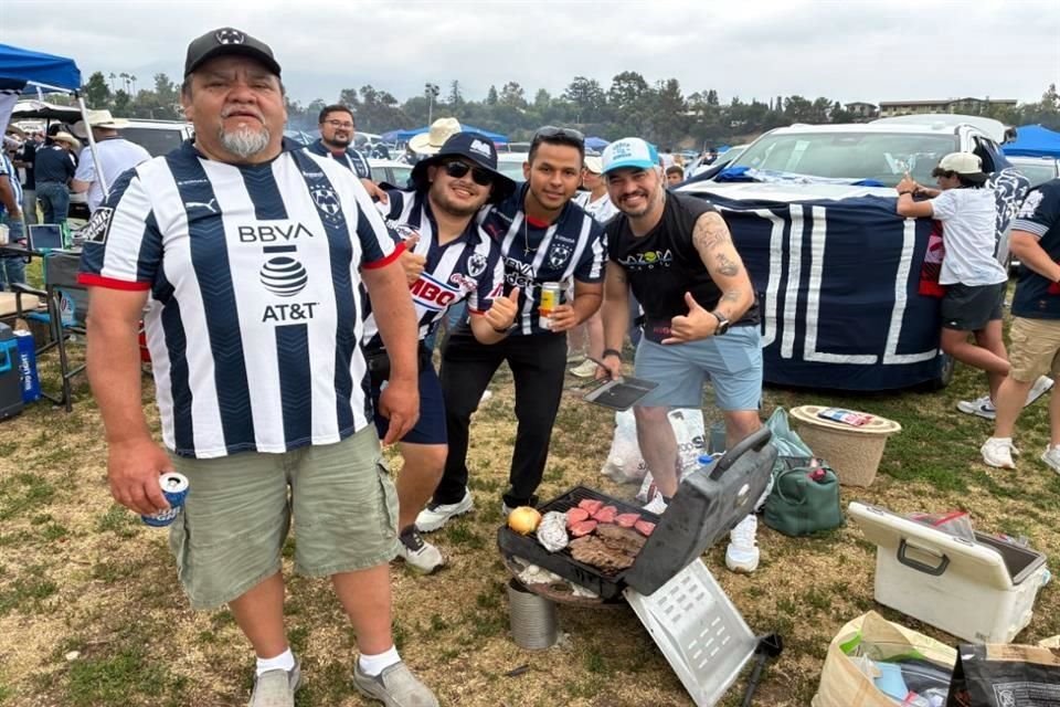 Así se vivió el ambiente afuera del Rose Bowl en el RIver-Rayados.