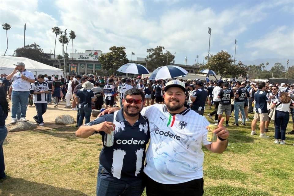 Así se vivió el ambiente afuera del Rose Bowl en el RIver-Rayados.