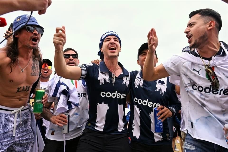 Así se vivió el ambiente afuera del Rose Bowl en el RIver-Rayados.