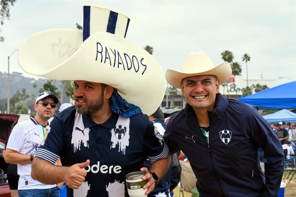 Así se vivió el ambiente afuera del Rose Bowl en el RIver-Rayados.