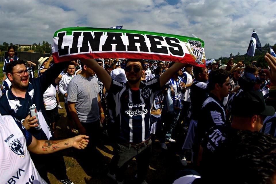 Así se vivió el ambiente afuera del Rose Bowl en el RIver-Rayados.