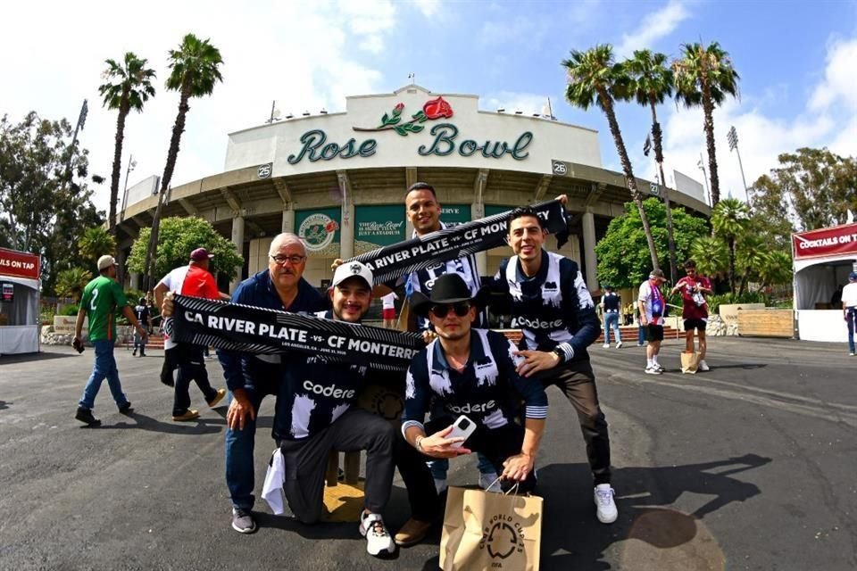 Así se vivió el ambiente afuera del Rose Bowl en el RIver-Rayados.