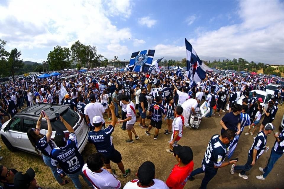 Así se vivió el ambiente afuera del Rose Bowl en el RIver-Rayados.